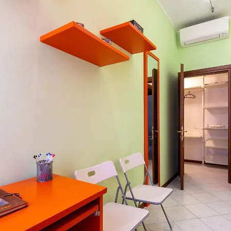 Guesthost - Station Colorful With Balcony X5 Daire Parma