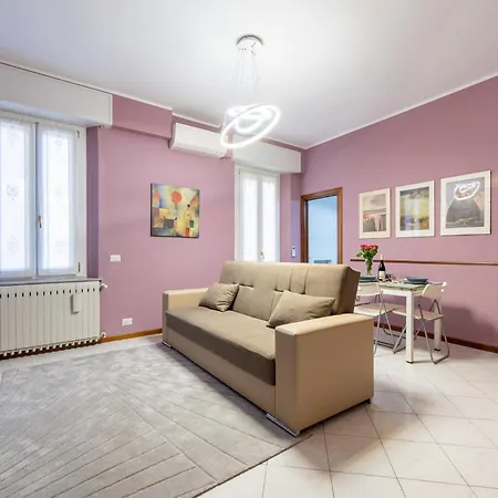 Guesthost - Station Colorful With Balcony X5 شقة بارما
